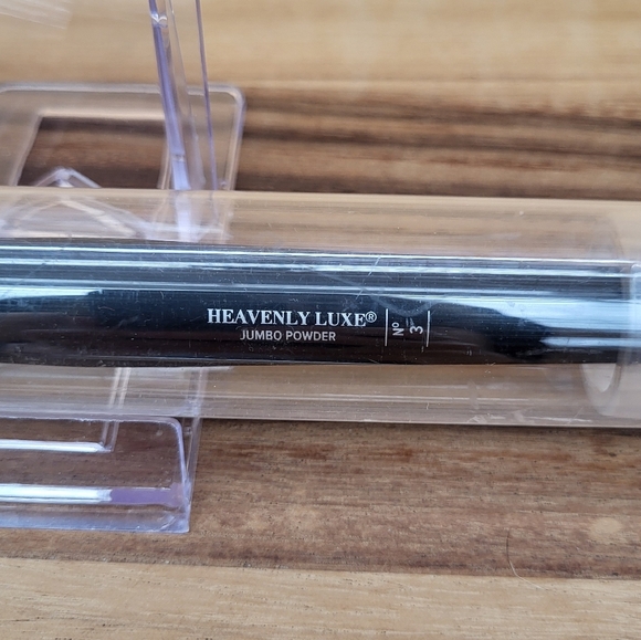 IT Cosmetics Heavenly Luxe Jumbo Powder Brush, NIB - Picture 3 of 4